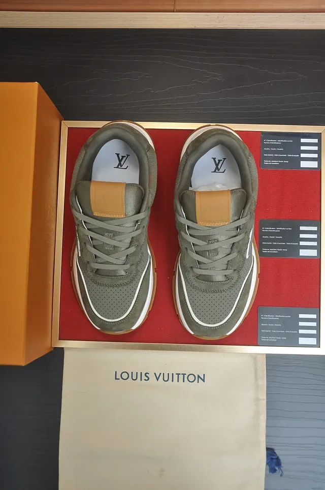 Louis Vuitton LV Trainer Tênis Lifestyle Verde Militar Branco Superior de Couro de Carneiro Perfurado Oversized Logotipo Monogram 5