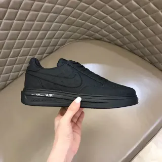 Louis Vuitton LV Trainer Sneakers Negros con Upper de Lona Monogrammed, Suela Intermedia con Texto Embossado, Estilo Lifestyle