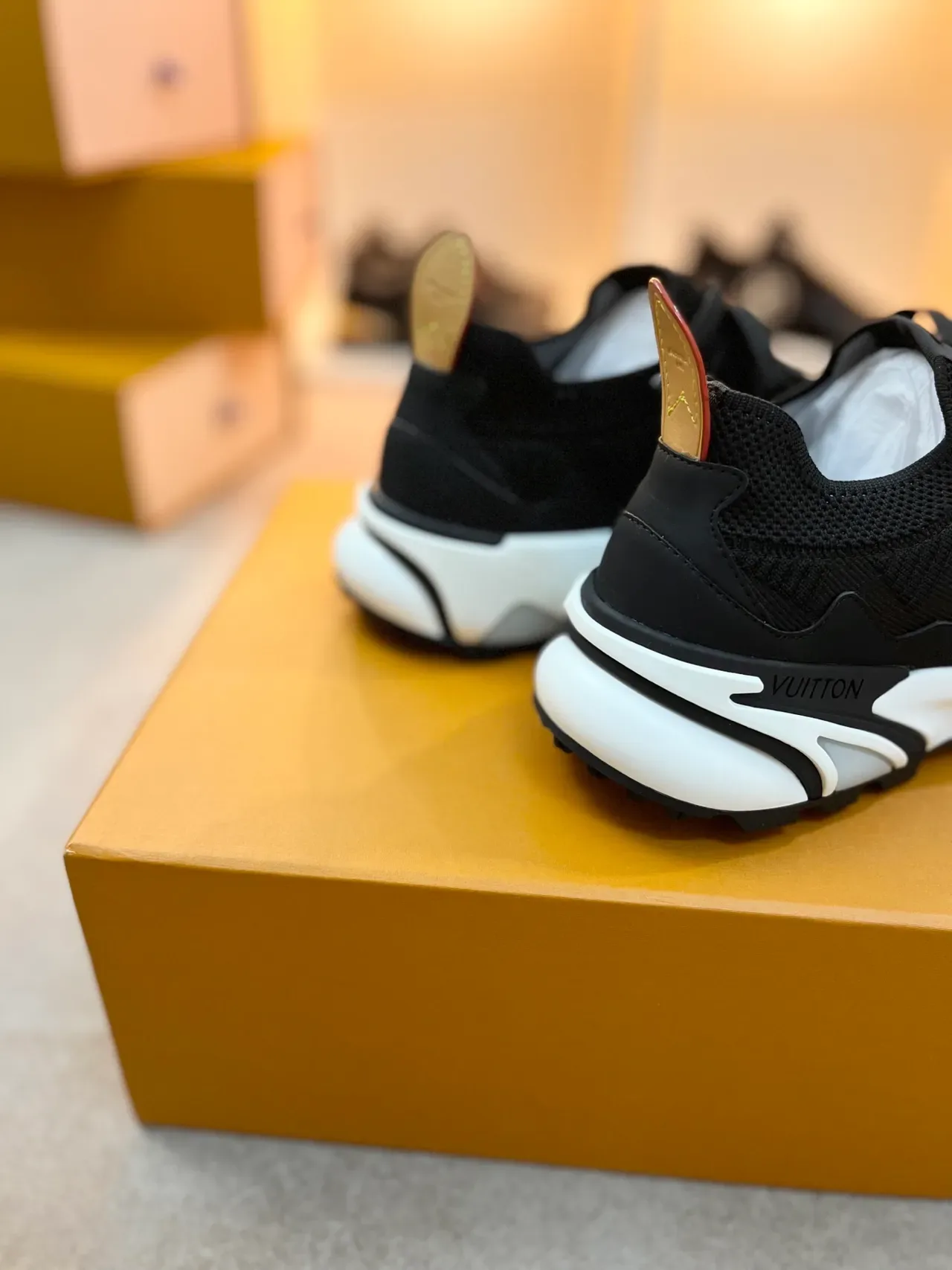 Louis Vuitton LV Trainer Tênis Chunky Preto Branco com Upper em Tricô e Sola Média Esculpida 2