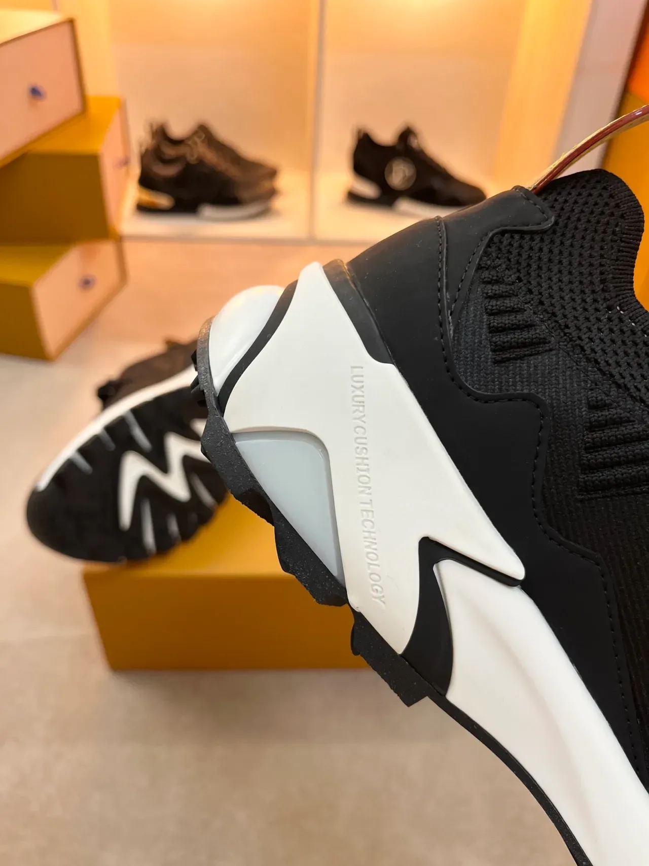Louis Vuitton LV Trainer Tênis Chunky Preto Branco com Upper em Tricô e Sola Média Esculpida 3