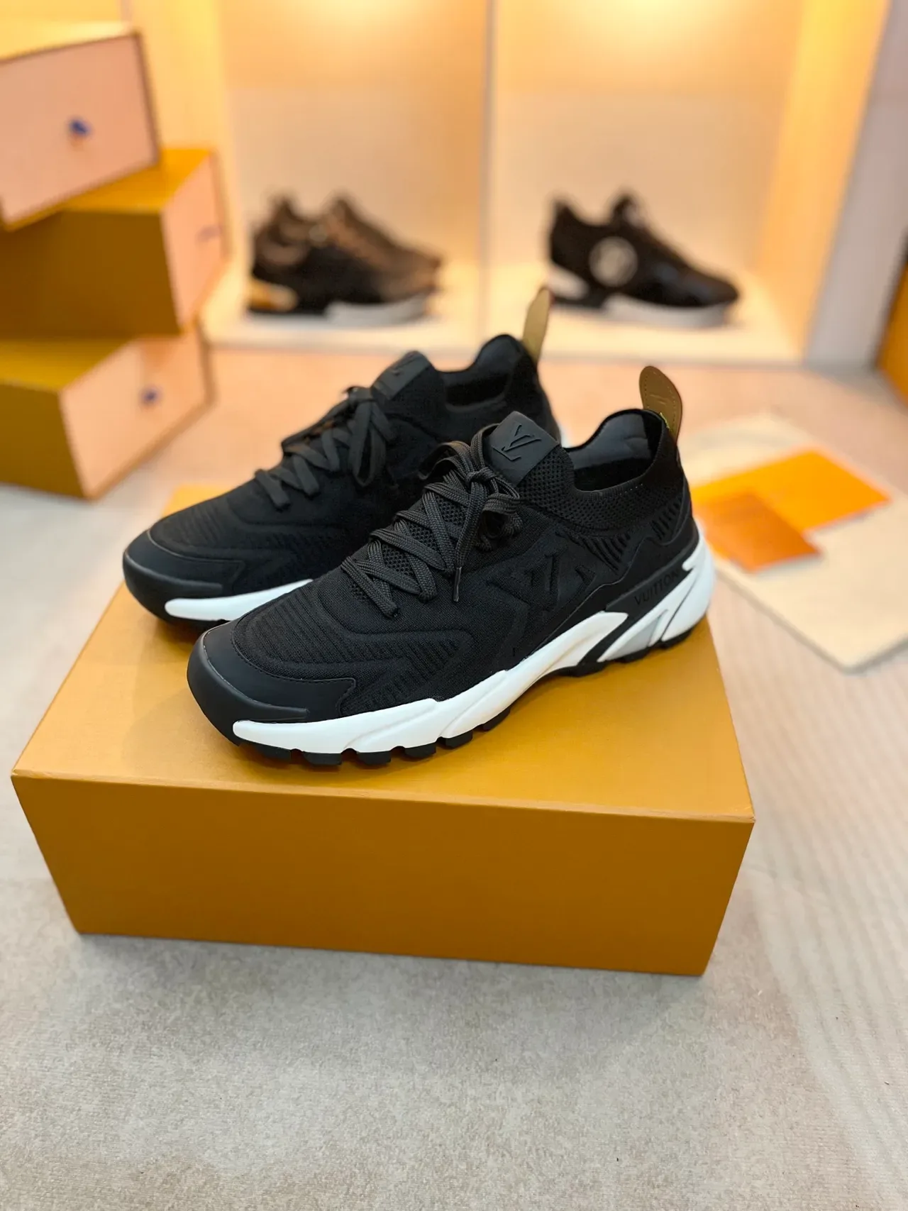 Louis Vuitton LV Trainer Tênis Chunky Preto Branco com Upper em Tricô e Sola Média Esculpida 4
