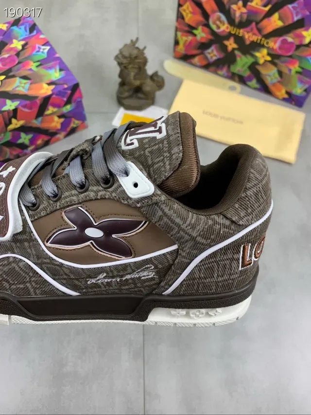 Louis Vuitton LV Trainer বাদামী বেইজ মনোগ্রাম জ্যাকার্ড উপর প্রশস্ত নিদর্শন ফিতা জীবনধারা স্নিকার্স 4