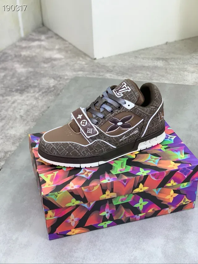 Louis Vuitton LV Trainer বাদামী বেইজ মনোগ্রাম জ্যাকার্ড উপর প্রশস্ত নিদর্শন ফিতা জীবনধারা স্নিকার্স 8