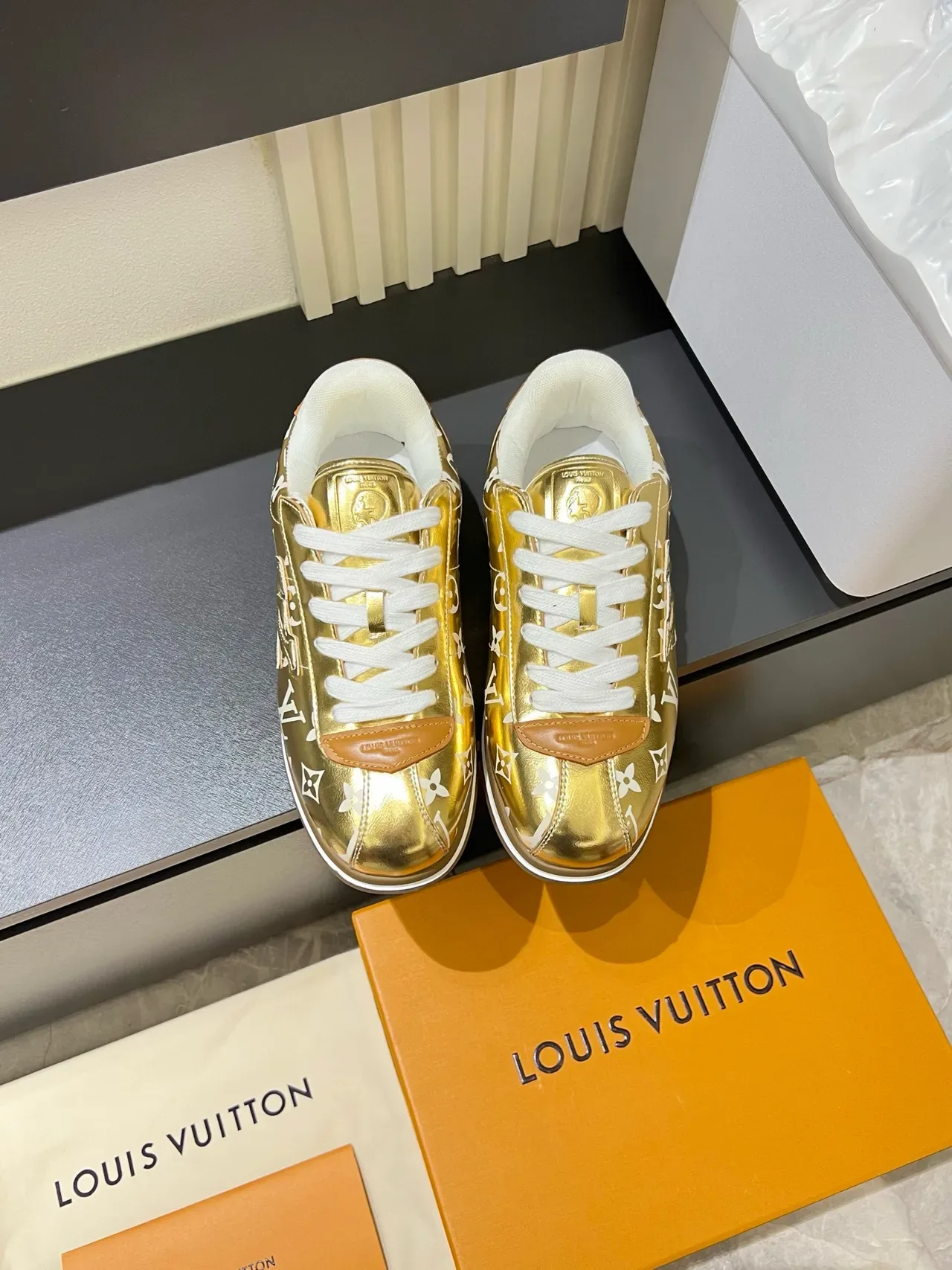 Louis Vuitton LV Trainer Zapatillas lifestyle con superior de patent metálico blanco y dorado con impresión de monograma 2