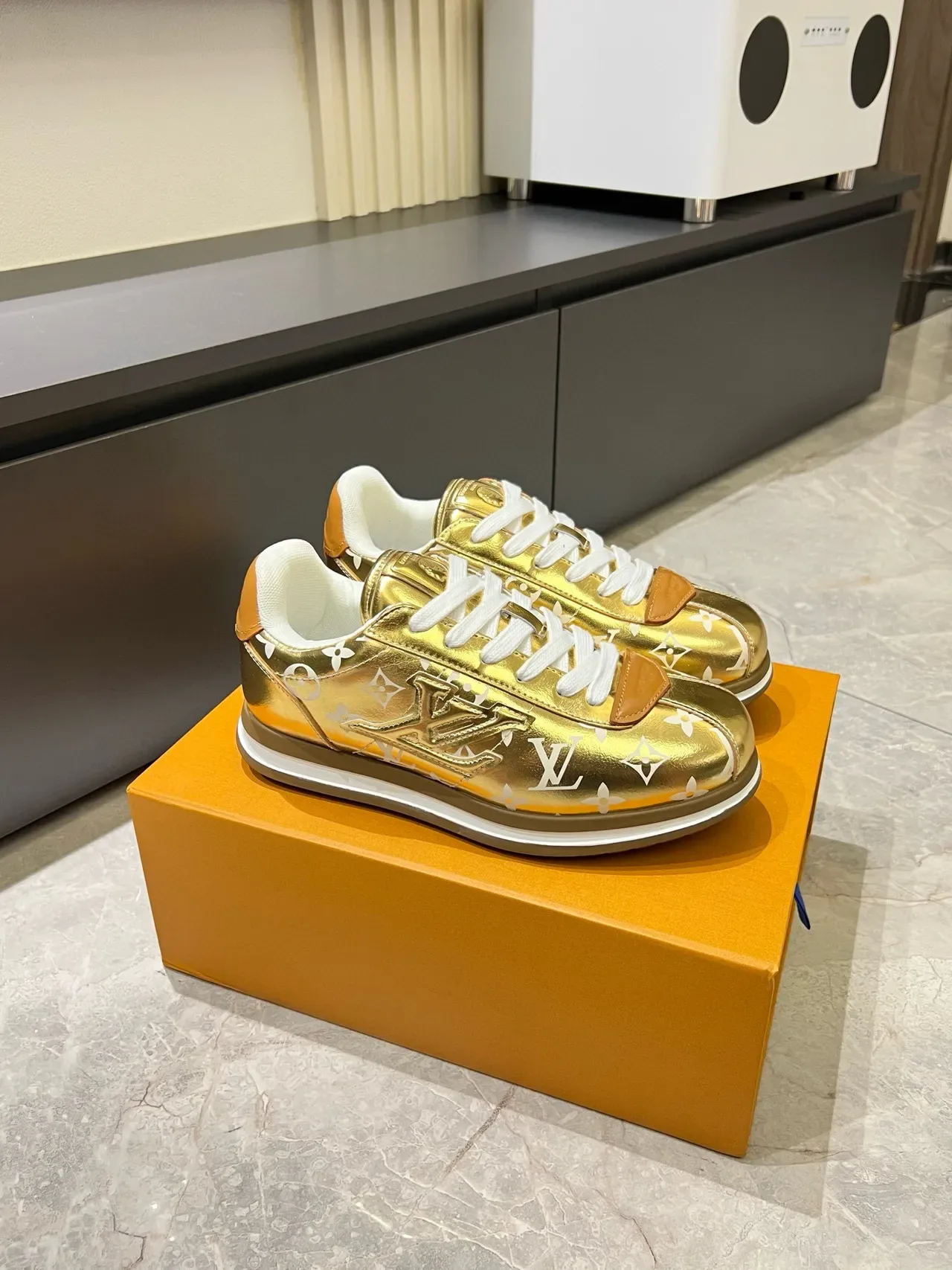 Louis Vuitton LV Trainer Zapatillas lifestyle con superior de patent metálico blanco y dorado con impresión de monograma 3