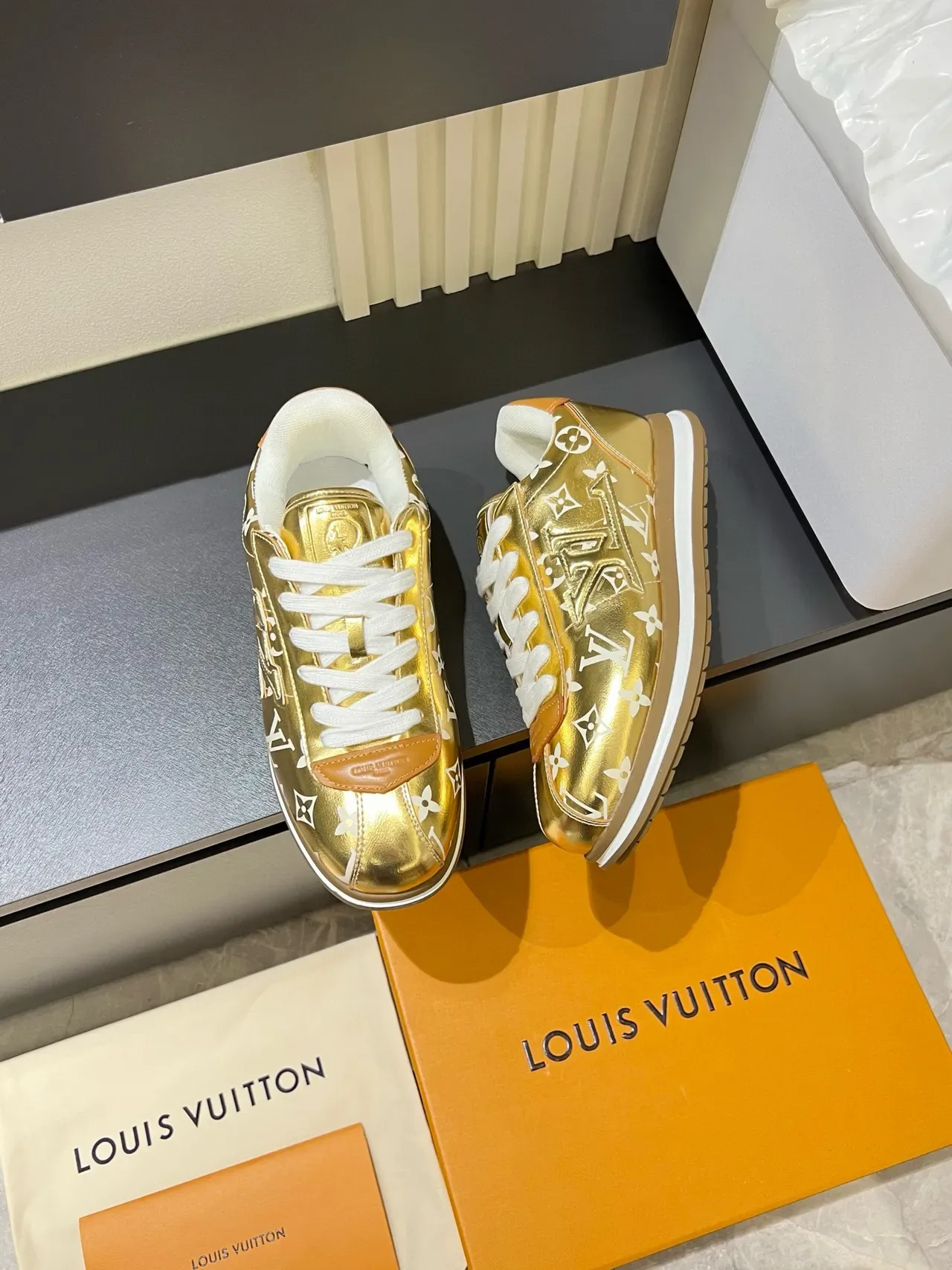 Louis Vuitton LV Trainer Zapatillas lifestyle con superior de patent metálico blanco y dorado con impresión de monograma 4