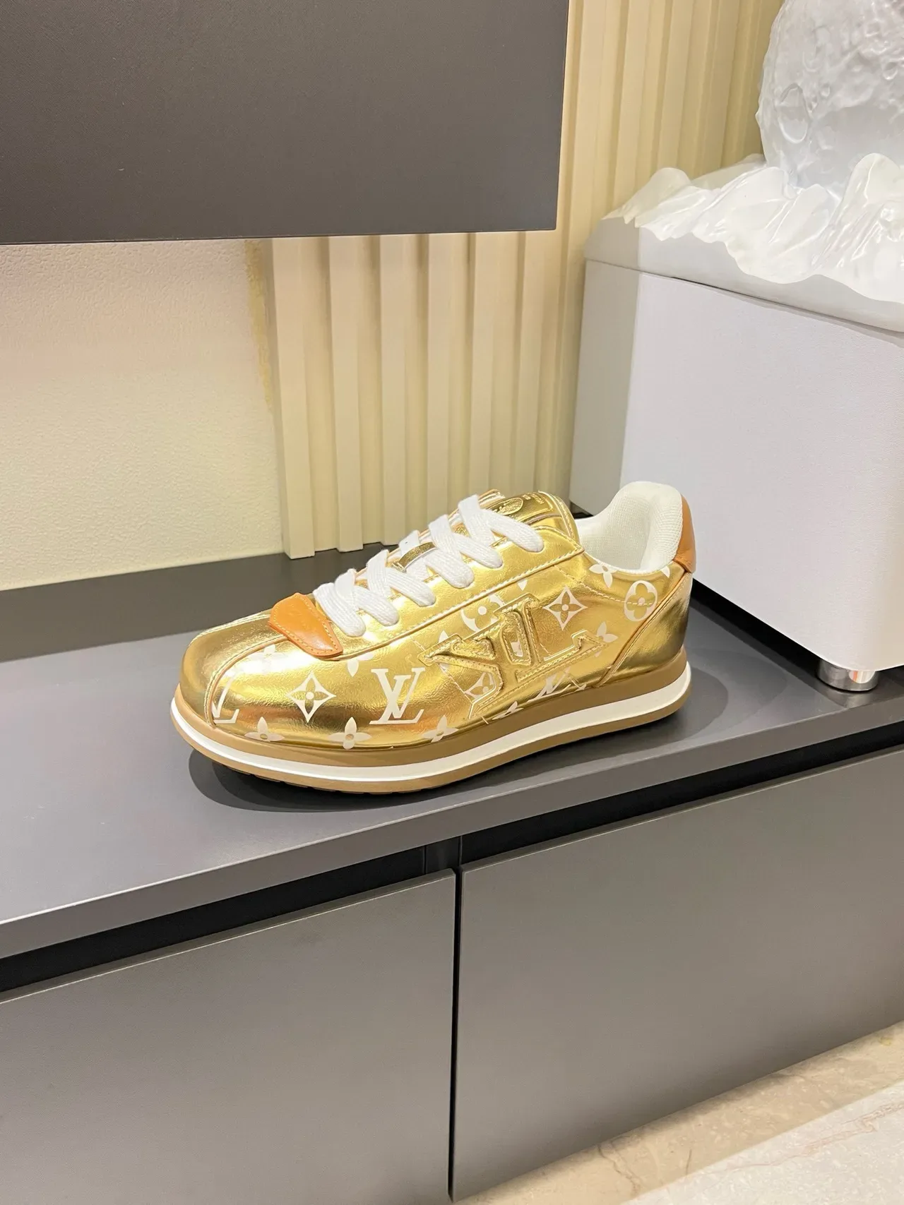 Louis Vuitton LV Trainer Zapatillas lifestyle con superior de patent metálico blanco y dorado con impresión de monograma 5