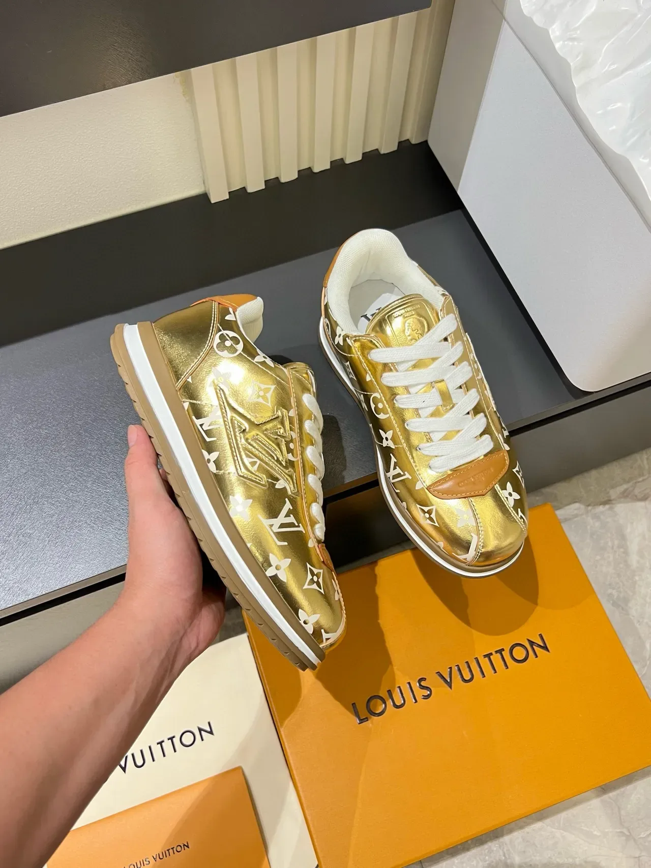 Louis Vuitton LV Trainer Zapatillas lifestyle con superior de patent metálico blanco y dorado con impresión de monograma 6