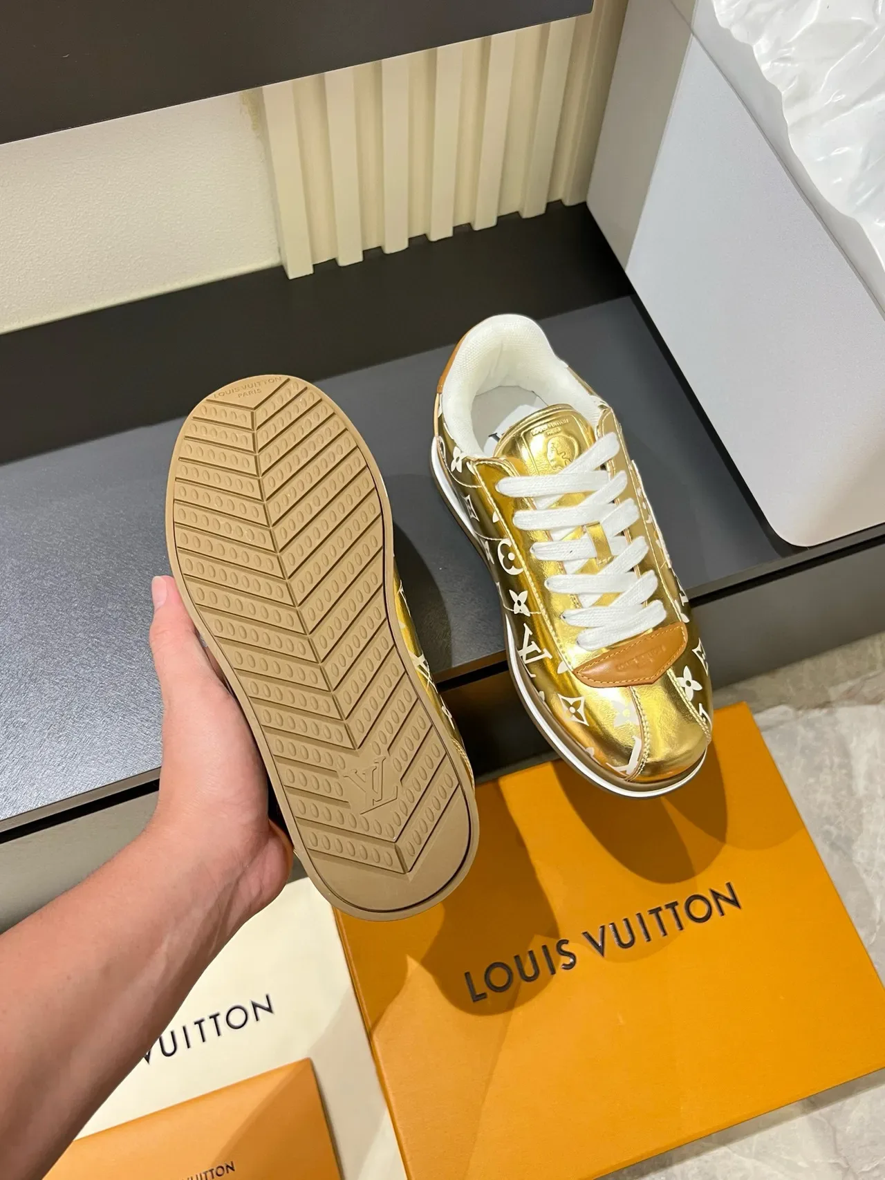 Louis Vuitton LV Trainer Zapatillas lifestyle con superior de patent metálico blanco y dorado con impresión de monograma 7