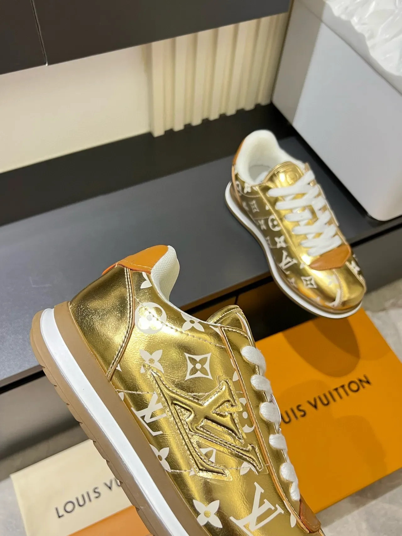 Louis Vuitton LV Trainer Zapatillas lifestyle con superior de patent metálico blanco y dorado con impresión de monograma 8