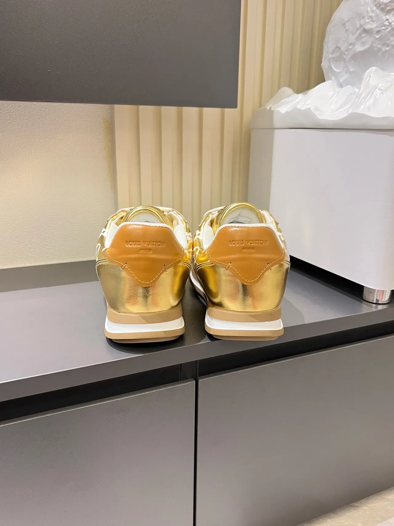 Louis Vuitton LV Trainer Zapatillas lifestyle con superior de patent metálico blanco y dorado con impresión de monograma 9