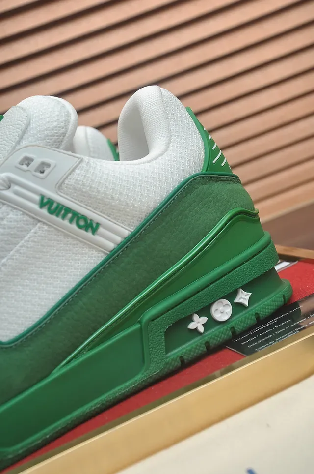 Louis Vuitton LV Verde Branco Sola Chunky Layered Midsole Ante E Malha Superior Sneakers Lifestyle 2