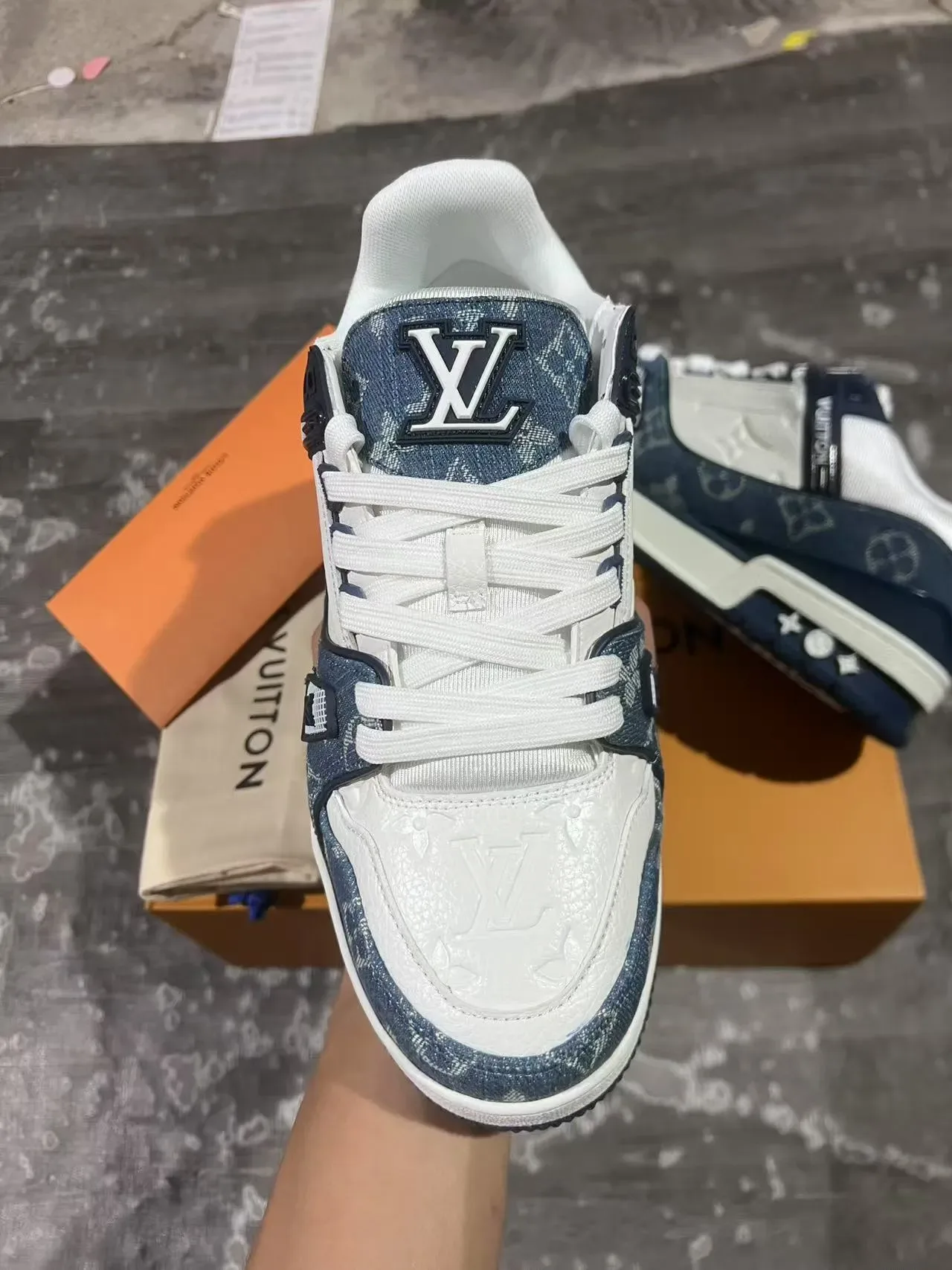 লুইস ভিটন LV Trainer নেভি হোয়াইট মনোগ্রামড ডেনিম আপার অ্যাসিমেট্রিক্যাল ব্র্যান্ডেড স্ট্র্যাপ লাইফস্টাইল স্নিকার 3