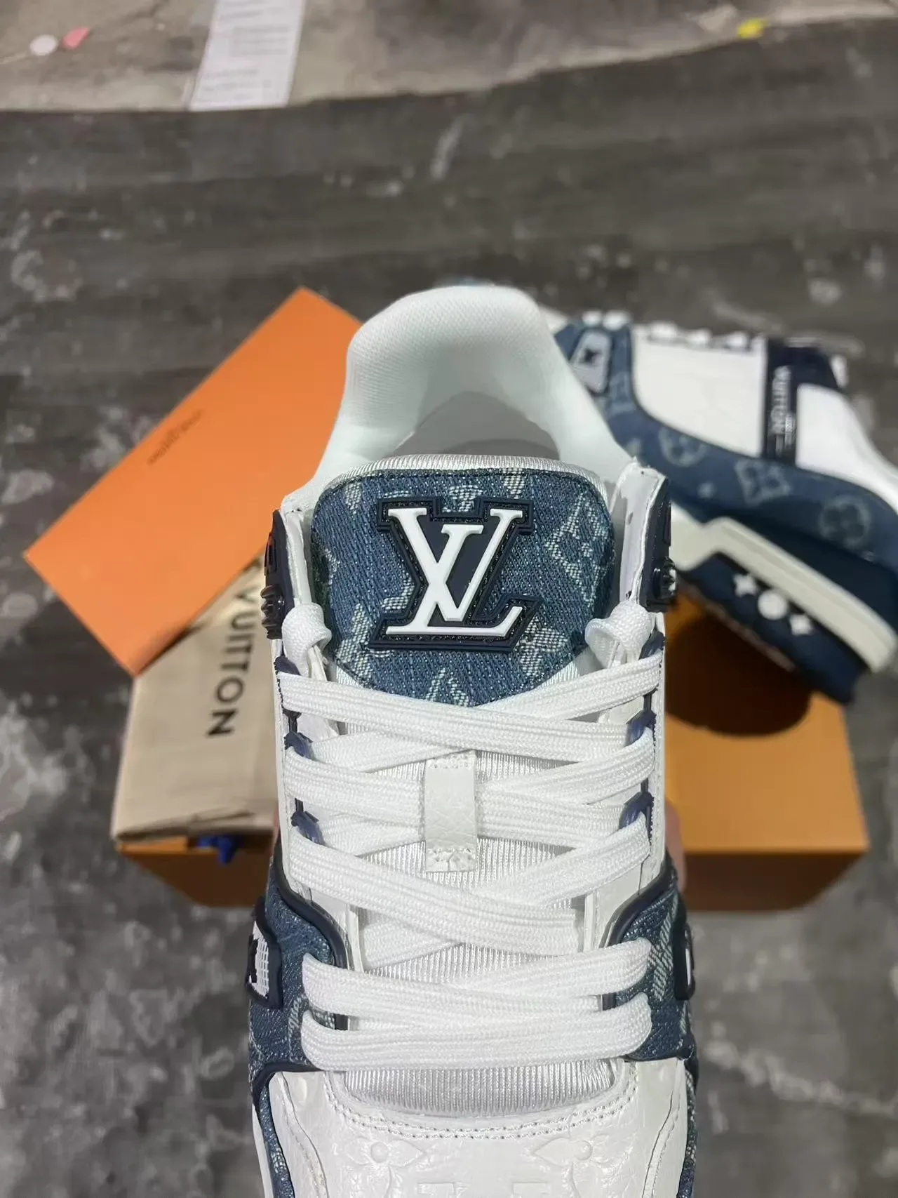 লুইস ভিটন LV Trainer নেভি হোয়াইট মনোগ্রামড ডেনিম আপার অ্যাসিমেট্রিক্যাল ব্র্যান্ডেড স্ট্র্যাপ লাইফস্টাইল স্নিকার 4
