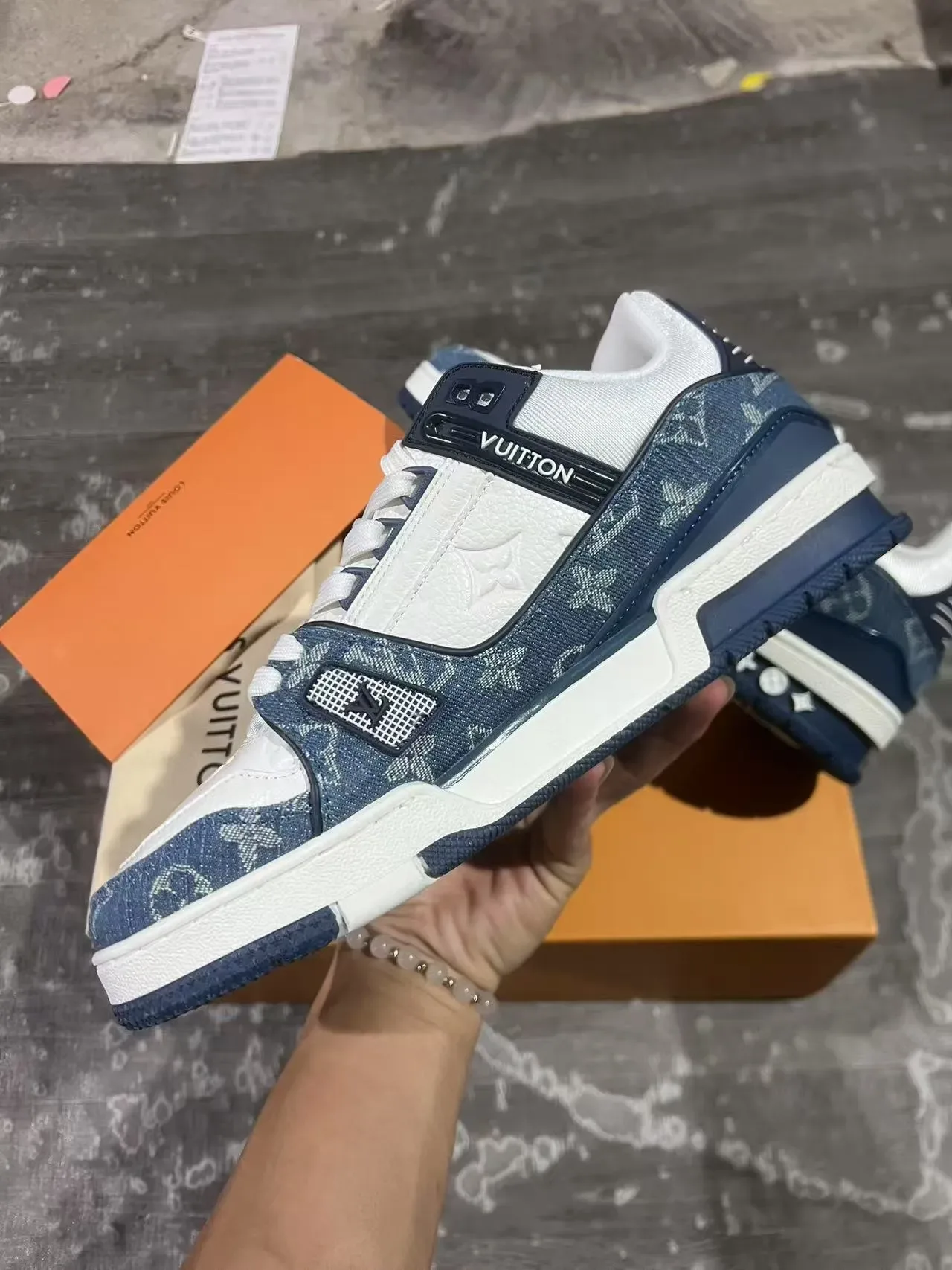 লুইস ভিটন LV Trainer নেভি হোয়াইট মনোগ্রামড ডেনিম আপার অ্যাসিমেট্রিক্যাল ব্র্যান্ডেড স্ট্র্যাপ লাইফস্টাইল স্নিকার 5