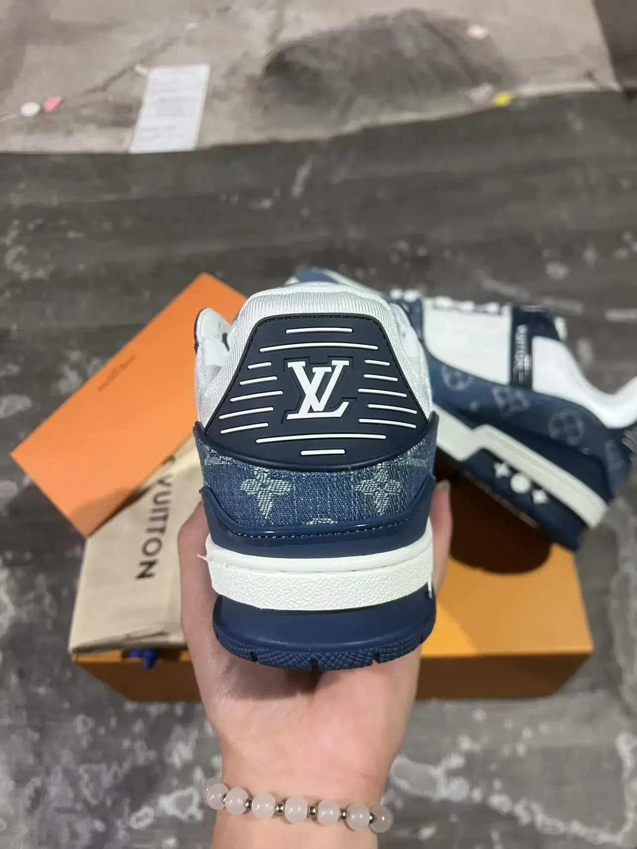 লুইস ভিটন LV Trainer নেভি হোয়াইট মনোগ্রামড ডেনিম আপার অ্যাসিমেট্রিক্যাল ব্র্যান্ডেড স্ট্র্যাপ লাইফস্টাইল স্নিকার 8