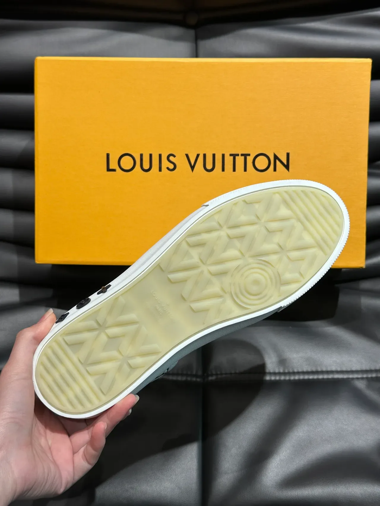 Louis Vuitton LV Trainer সাদা কালো মোনোগ্রাম-প্রিন্ট লেদার এবং ক্যানভাস টু-টোন লাইফস্টাইল স্নিকার 2
