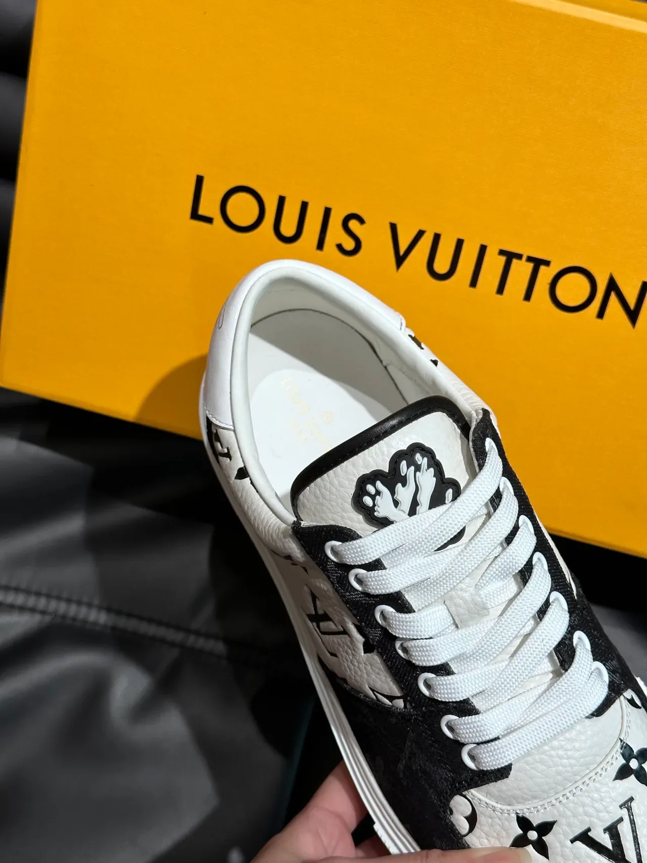 Louis Vuitton LV Trainer সাদা কালো মোনোগ্রাম-প্রিন্ট লেদার এবং ক্যানভাস টু-টোন লাইফস্টাইল স্নিকার 3