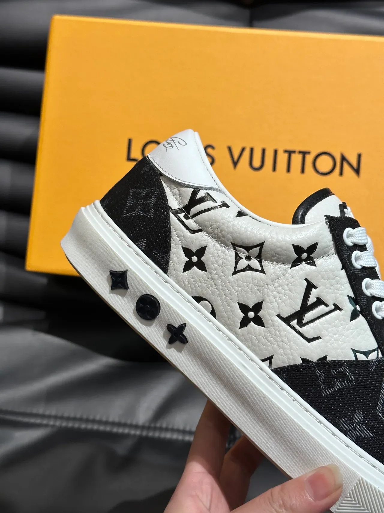 Louis Vuitton LV Trainer সাদা কালো মোনোগ্রাম-প্রিন্ট লেদার এবং ক্যানভাস টু-টোন লাইফস্টাইল স্নিকার 4