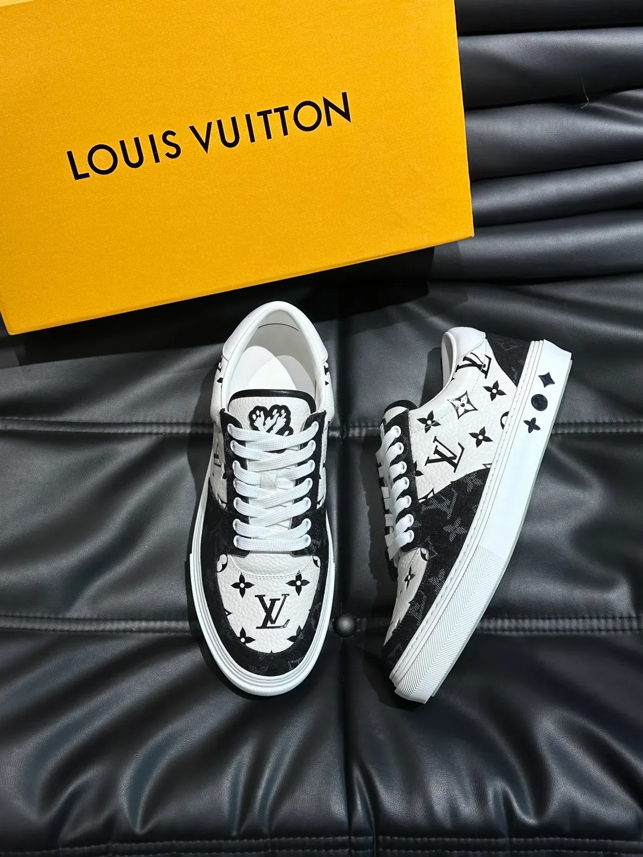 Louis Vuitton LV Trainer সাদা কালো মোনোগ্রাম-প্রিন্ট লেদার এবং ক্যানভাস টু-টোন লাইফস্টাইল স্নিকার 5