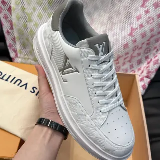 Louis Vuitton LV Trainer Tênis Lifestyle Branco e Cinza Monograma Embossado Textura Checkerboard