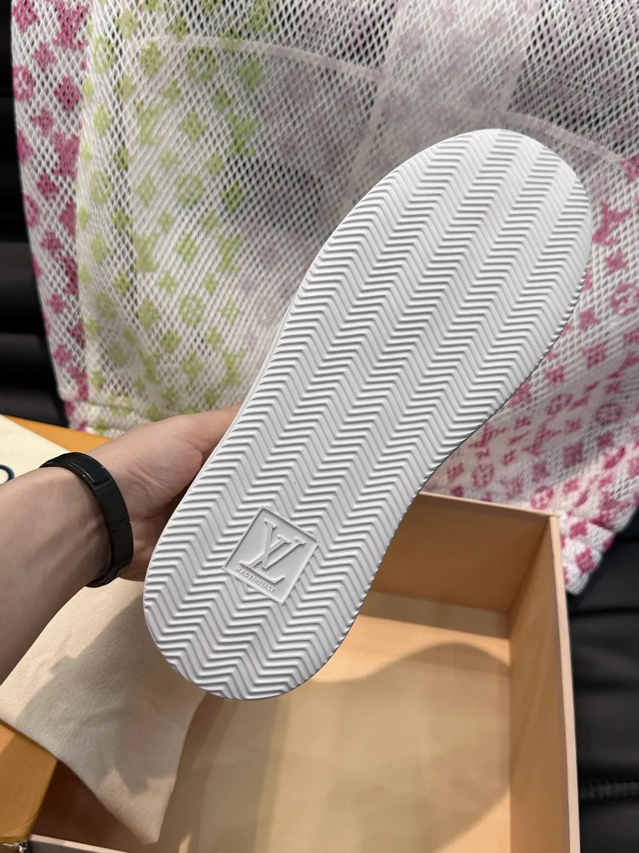 لويس فويتون LV Trainer أحذية رياضية أبيض رمادي مونوغرام مطرز نسيج شطرنج نمط حياة 2
