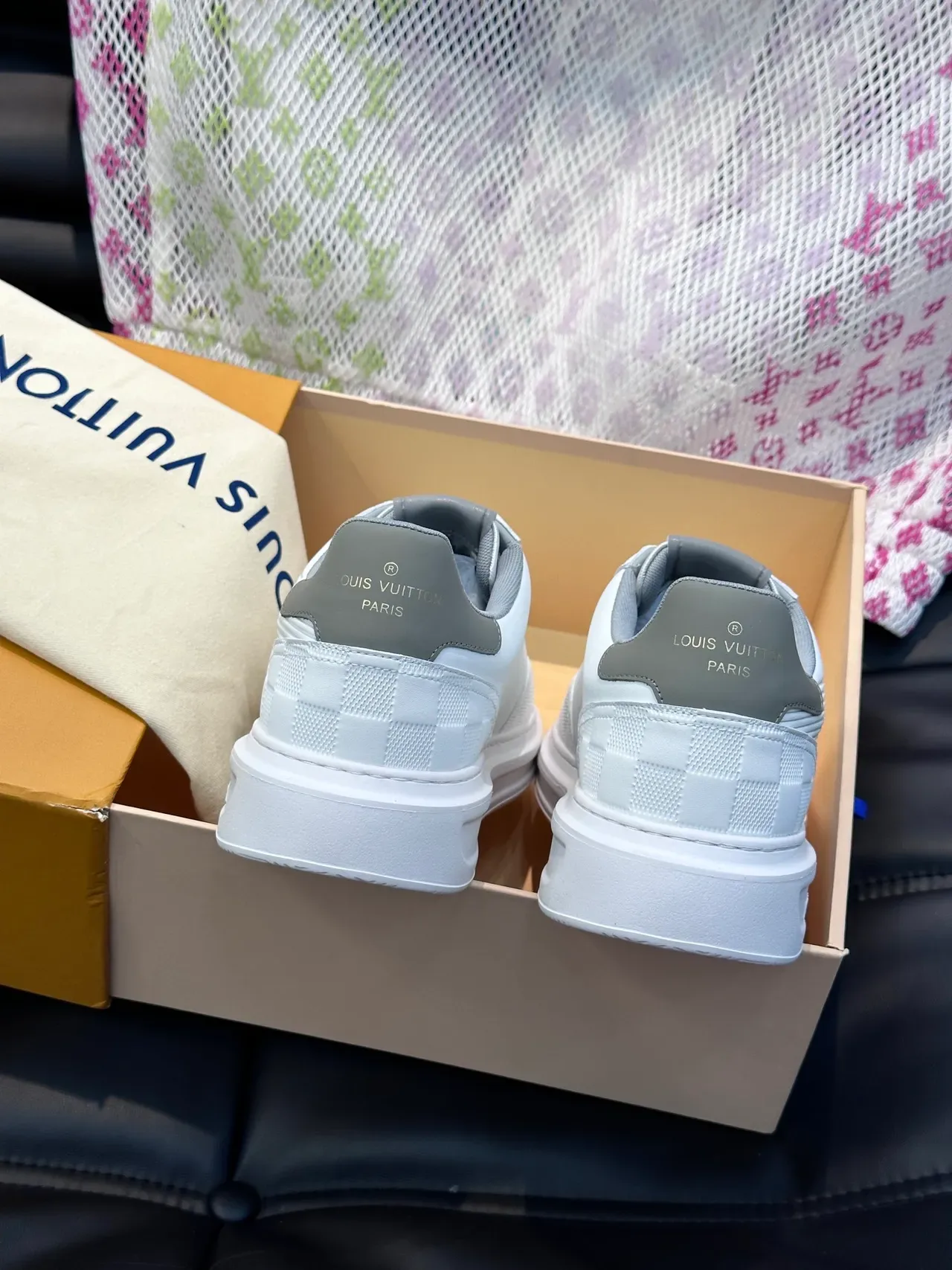 لويس فويتون LV Trainer أحذية رياضية أبيض رمادي مونوغرام مطرز نسيج شطرنج نمط حياة 3