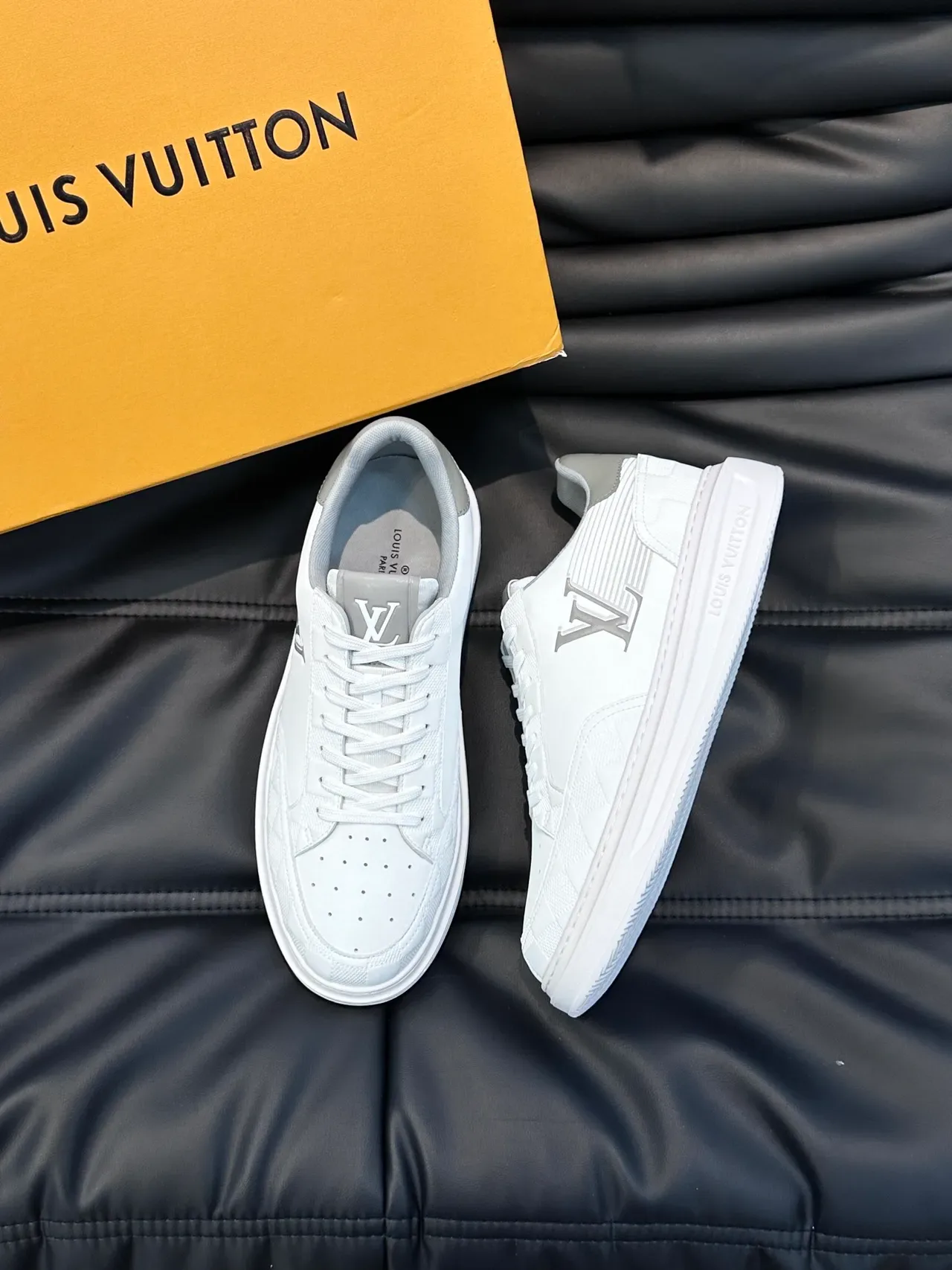 لويس فويتون LV Trainer أحذية رياضية أبيض رمادي مونوغرام مطرز نسيج شطرنج نمط حياة 4