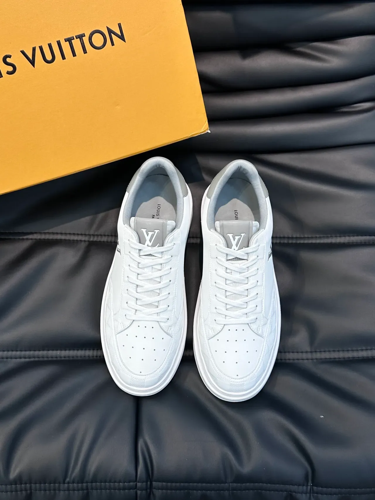 لويس فويتون LV Trainer أحذية رياضية أبيض رمادي مونوغرام مطرز نسيج شطرنج نمط حياة 5