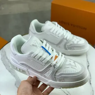 Louis Vuitton LV Trainer Blanco y Gris Monocromático en Capas con Detalle Monograma Embossed Lifestyle Sneakers