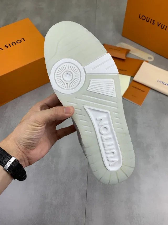 Louis Vuitton LV Trainer أبيض و رمادي بنية أحادية اللون طبقات تفصيل Monogram مطبوع أحذية أسلوب حياة 3