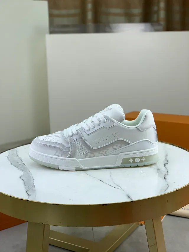 Louis Vuitton LV Trainer أبيض و رمادي بنية أحادية اللون طبقات تفصيل Monogram مطبوع أحذية أسلوب حياة 5
