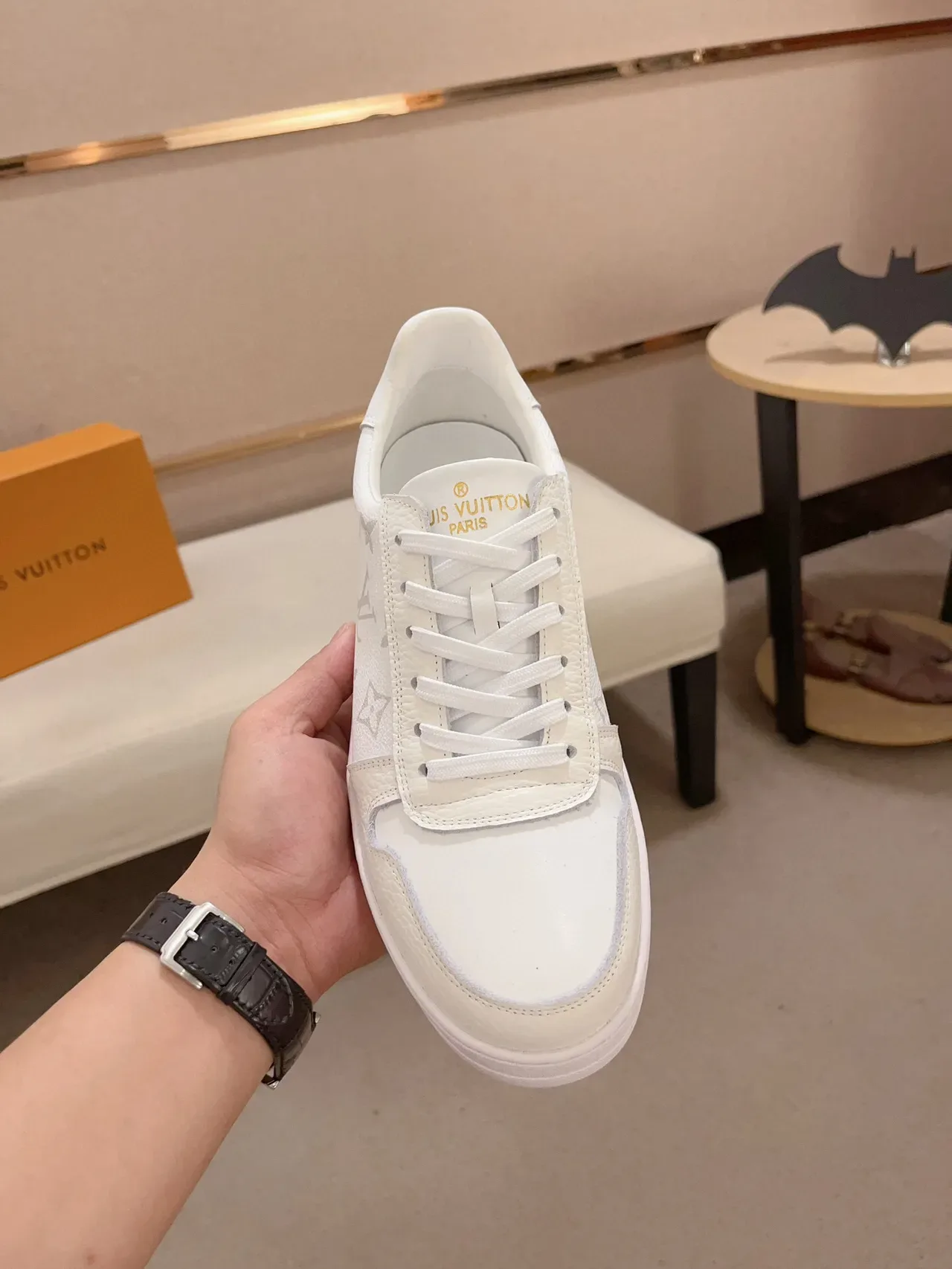 Louis Vuitton LV Trainer Tênis de Couro Branco e Cinza com Impressão Monograma, Low-Top com Cadarço, Estilo Lifestyle 2