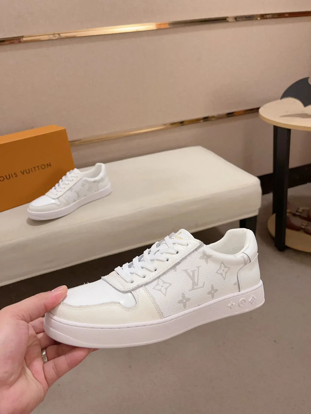 Louis Vuitton LV Trainer Tênis de Couro Branco e Cinza com Impressão Monograma, Low-Top com Cadarço, Estilo Lifestyle 3