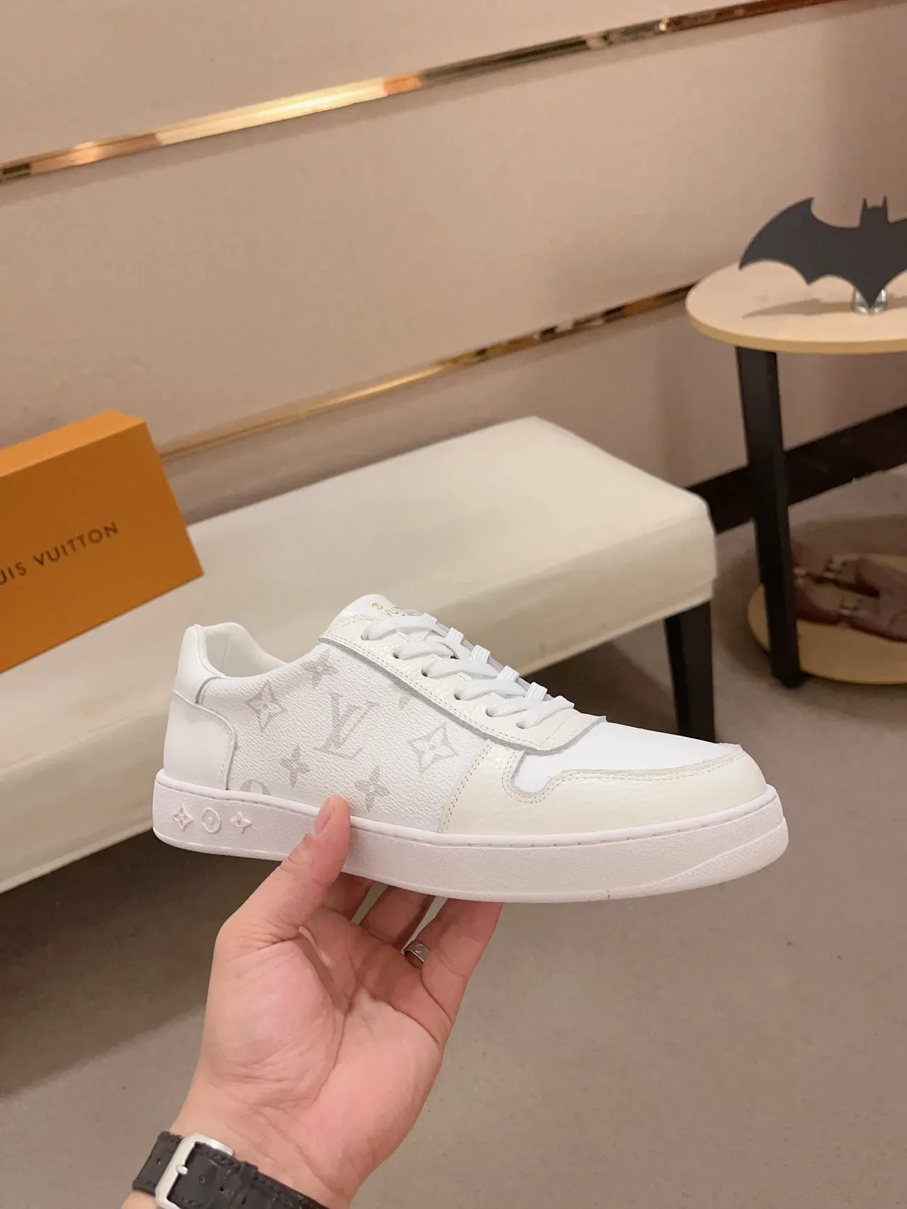 Louis Vuitton LV Trainer Tênis de Couro Branco e Cinza com Impressão Monograma, Low-Top com Cadarço, Estilo Lifestyle 4