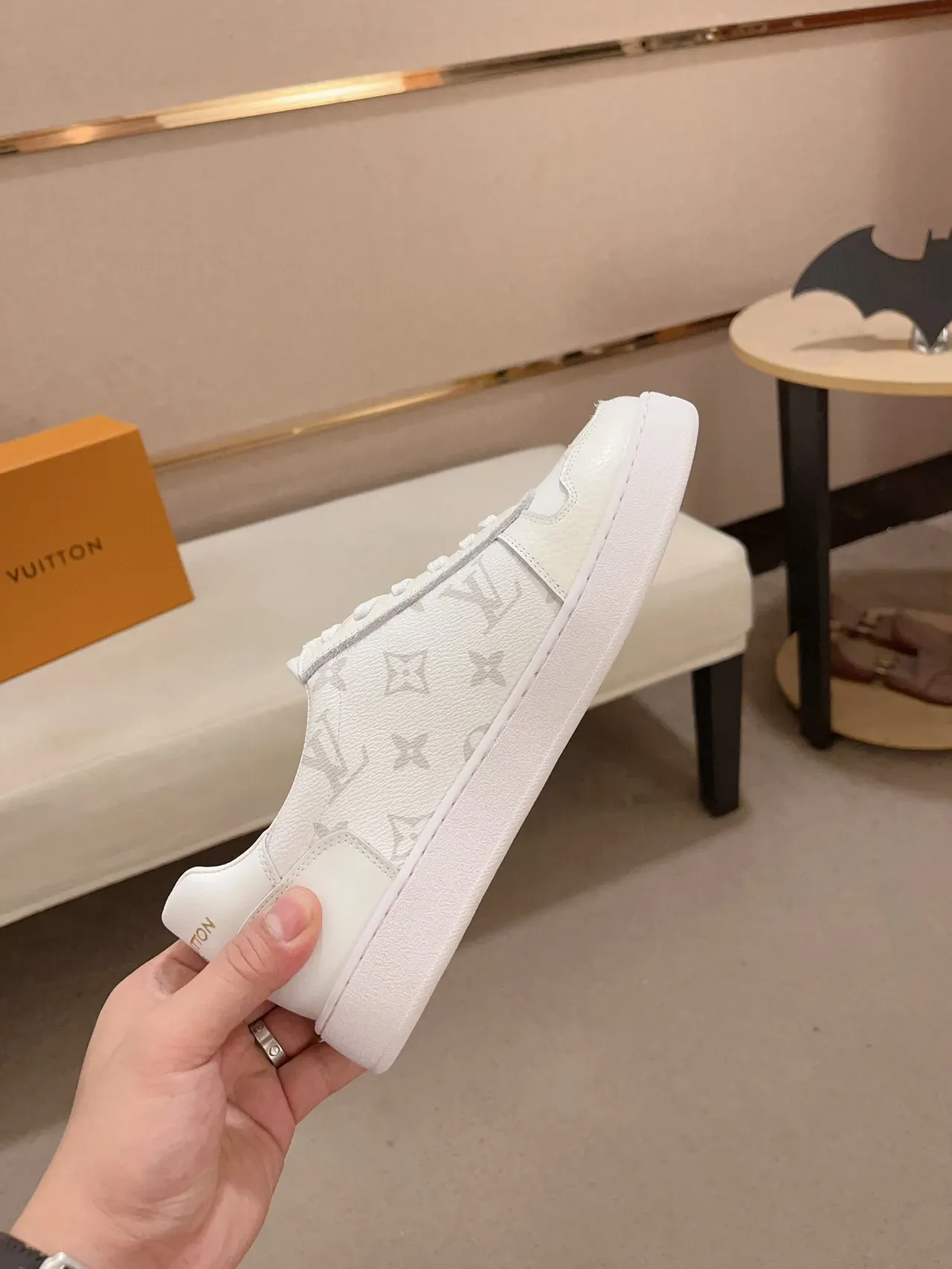 Louis Vuitton LV Trainer Tênis de Couro Branco e Cinza com Impressão Monograma, Low-Top com Cadarço, Estilo Lifestyle 5