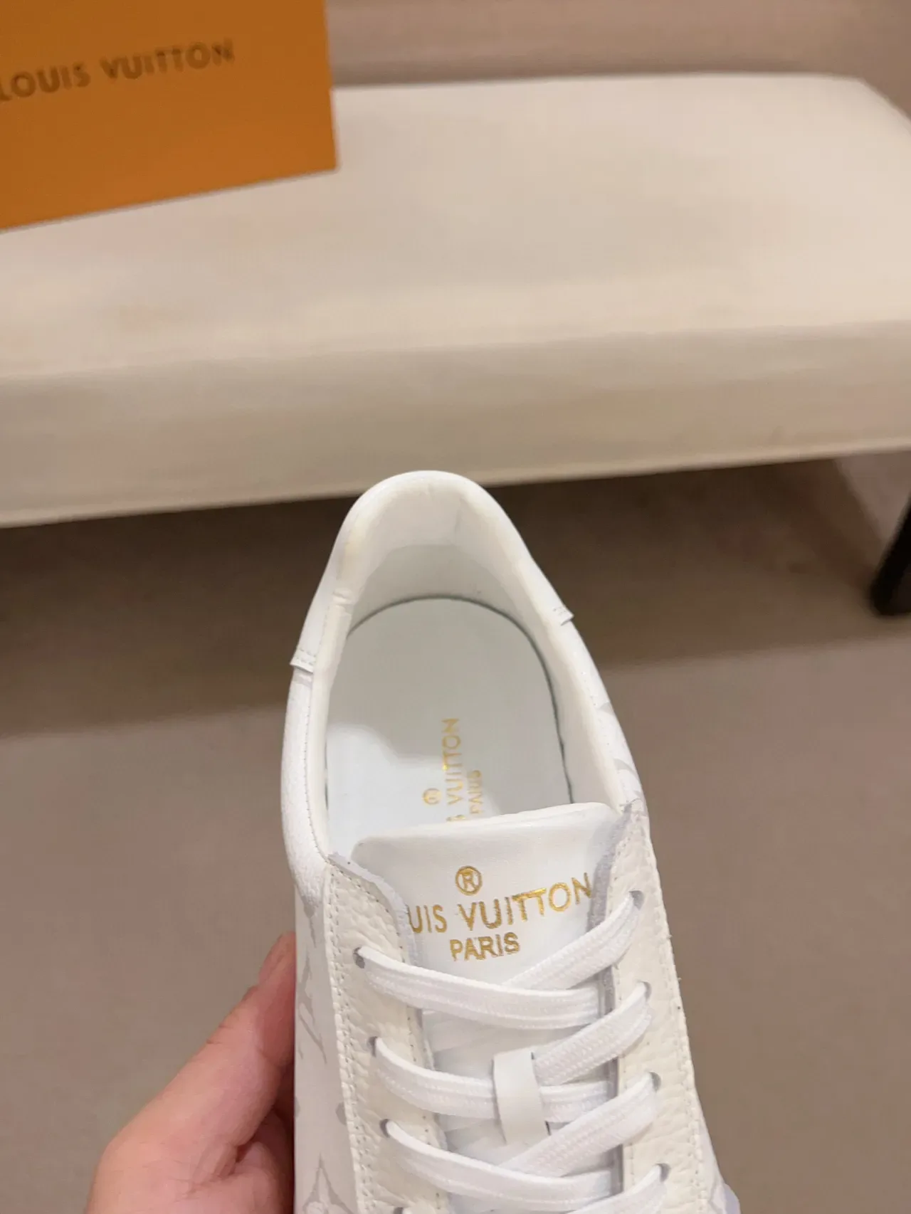 Louis Vuitton LV Trainer Tênis de Couro Branco e Cinza com Impressão Monograma, Low-Top com Cadarço, Estilo Lifestyle 6