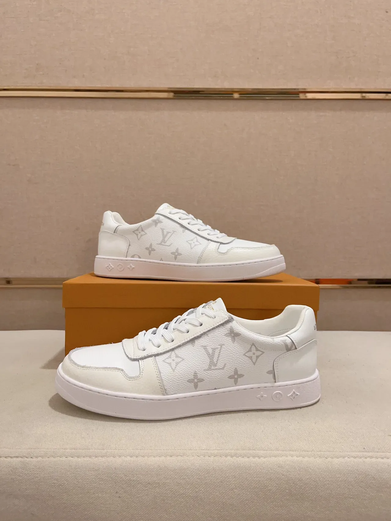 Louis Vuitton LV Trainer Tênis de Couro Branco e Cinza com Impressão Monograma, Low-Top com Cadarço, Estilo Lifestyle 7