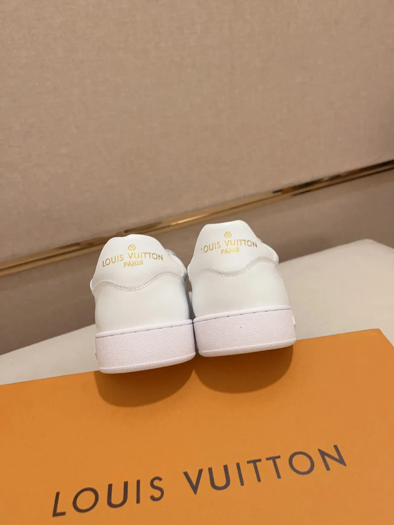 Louis Vuitton LV Trainer Tênis de Couro Branco e Cinza com Impressão Monograma, Low-Top com Cadarço, Estilo Lifestyle 8