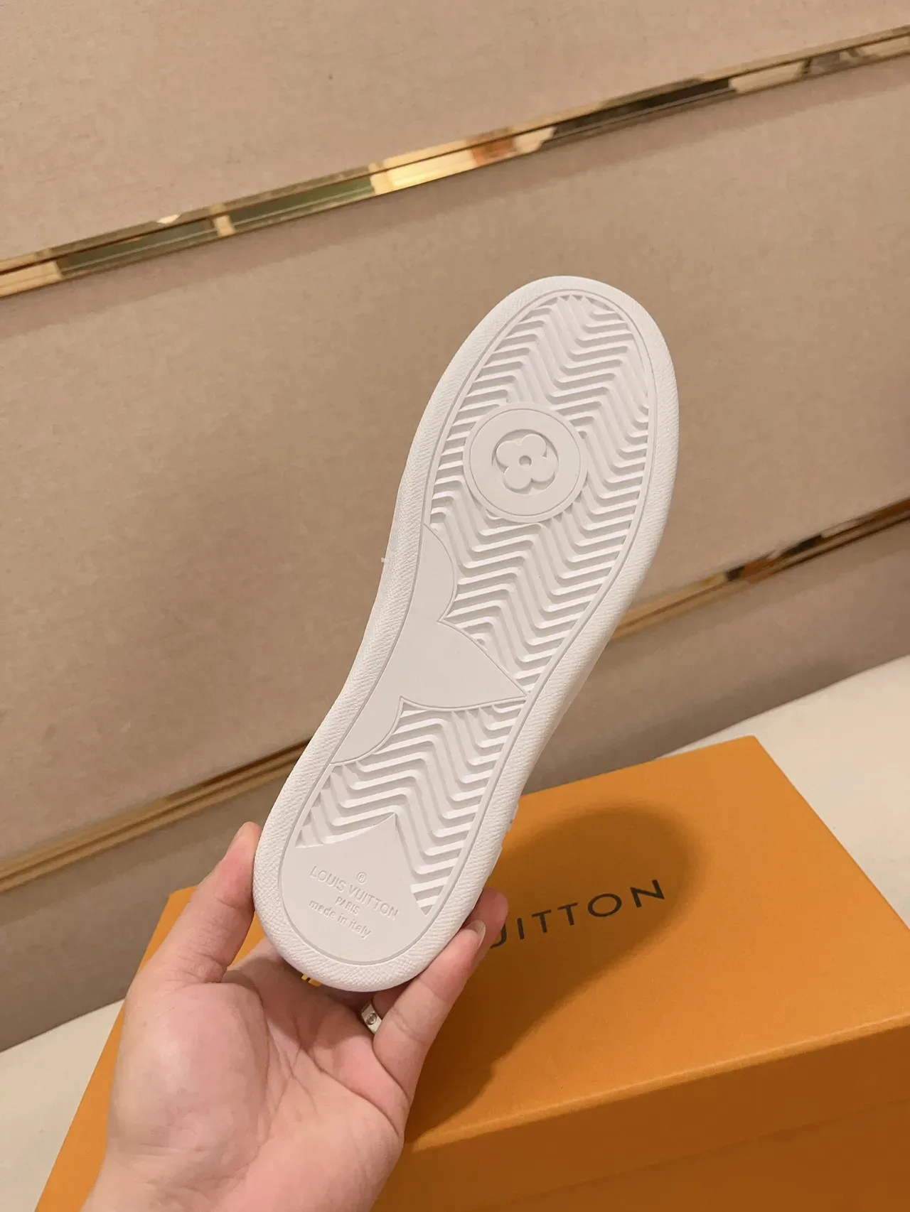 Louis Vuitton LV Trainer Tênis de Couro Branco e Cinza com Impressão Monograma, Low-Top com Cadarço, Estilo Lifestyle 9