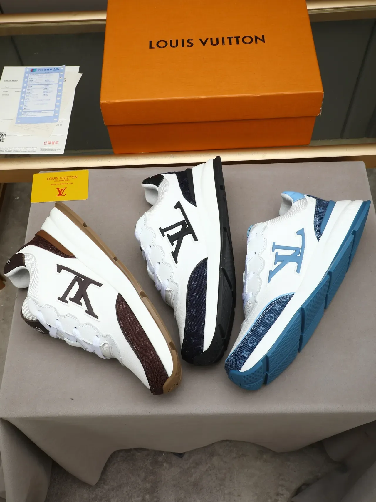 Louis Vuitton LV Trainer Zapatillas Blancas y Navy Suela Chunky Plataforma Logo Monogram Oversized Lifestyle 2