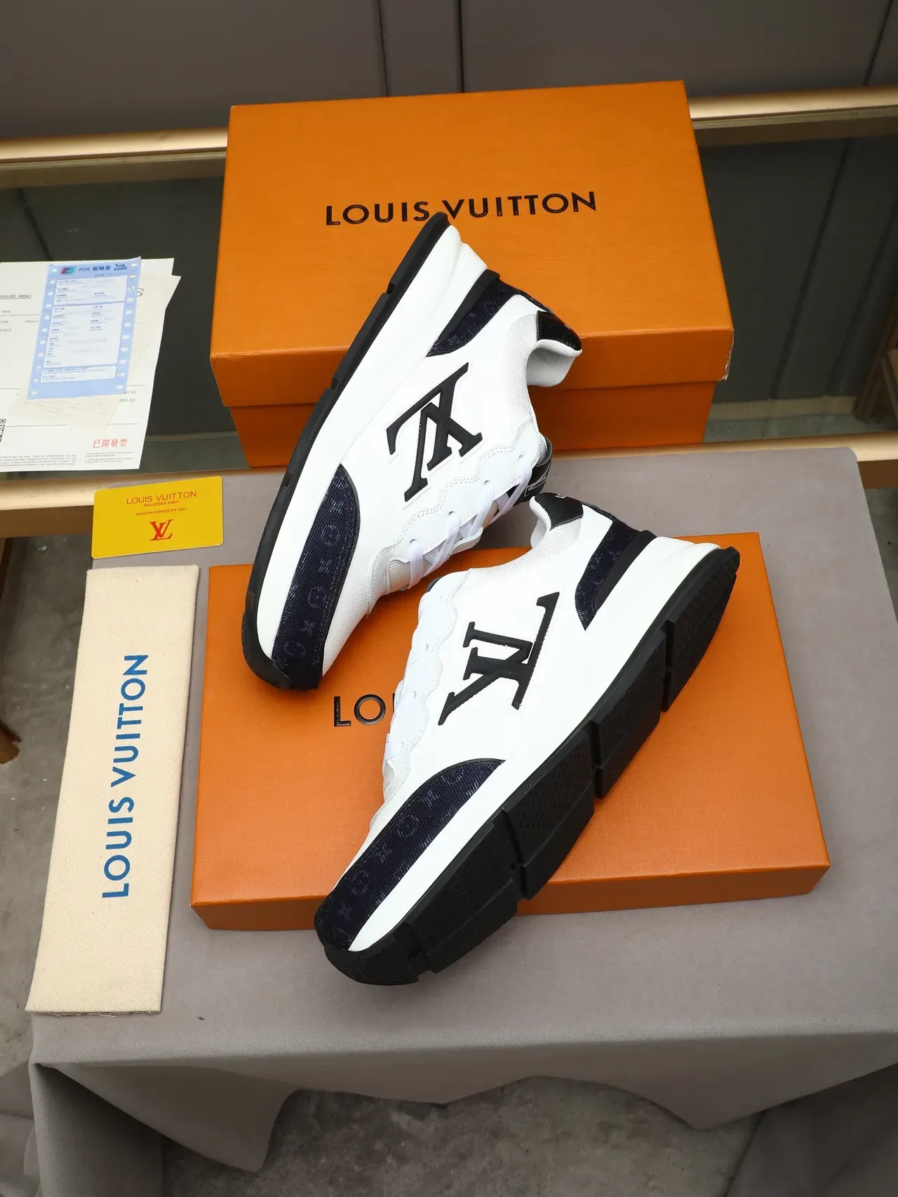 Louis Vuitton LV Trainer Zapatillas Blancas y Navy Suela Chunky Plataforma Logo Monogram Oversized Lifestyle 3