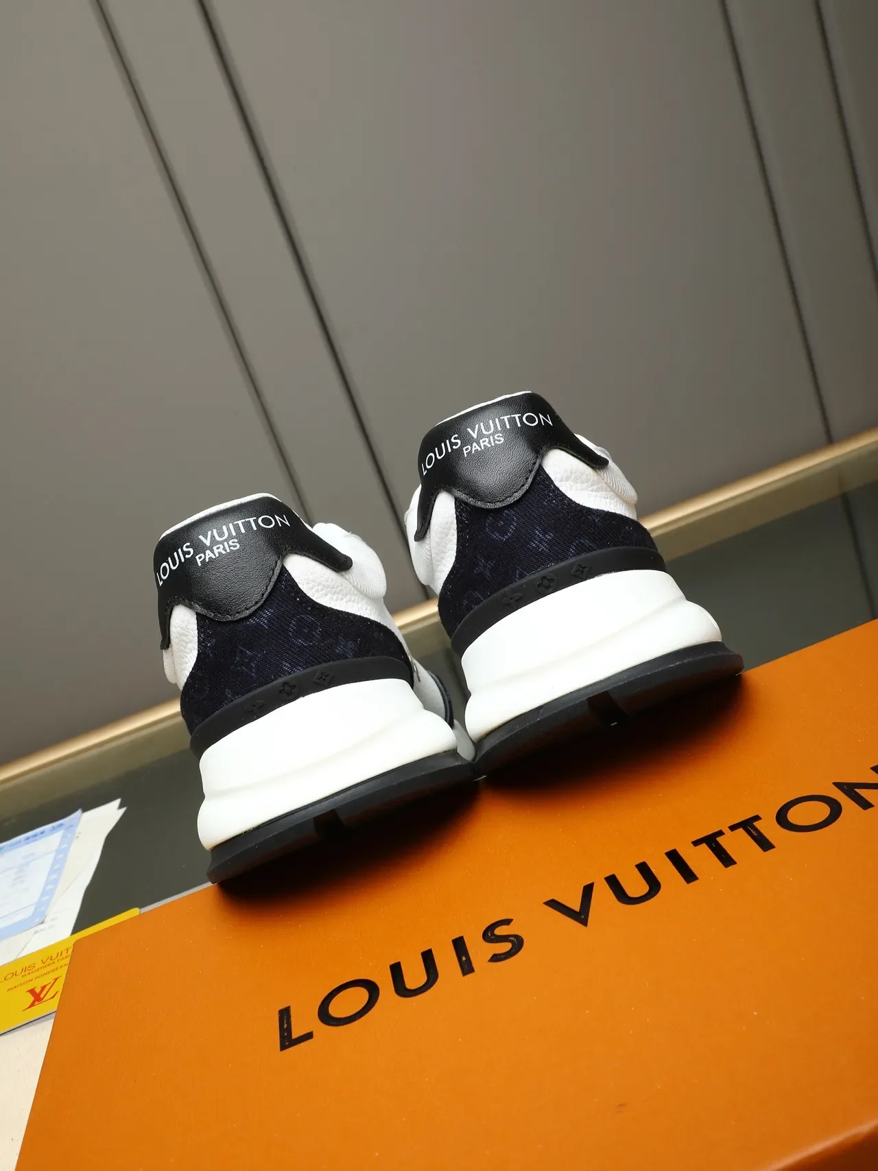 Louis Vuitton LV Trainer Zapatillas Blancas y Navy Suela Chunky Plataforma Logo Monogram Oversized Lifestyle 4