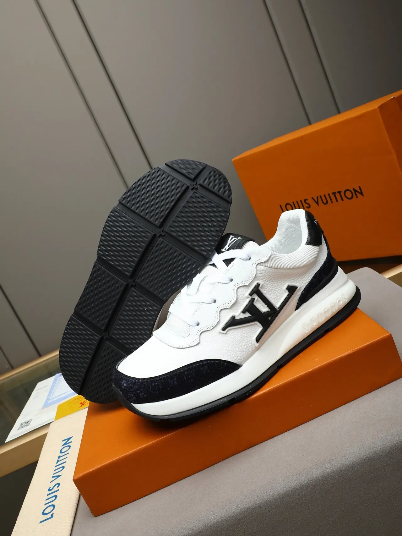 Louis Vuitton LV Trainer Zapatillas Blancas y Navy Suela Chunky Plataforma Logo Monogram Oversized Lifestyle 5