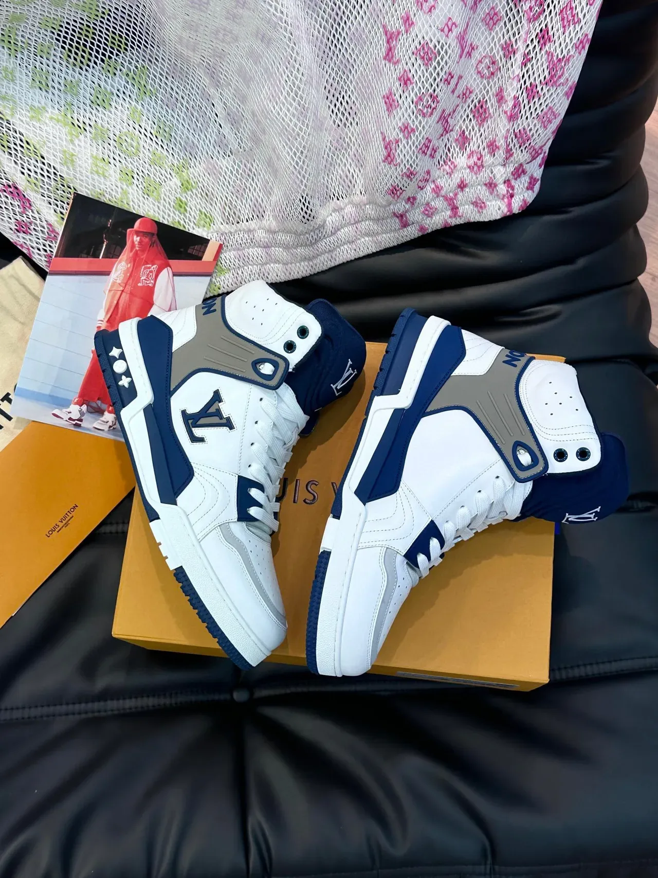 Louis Vuitton LV Trainer Sneakers Lifestyle Blancas y Navy Altas Cuero y Sintético 4