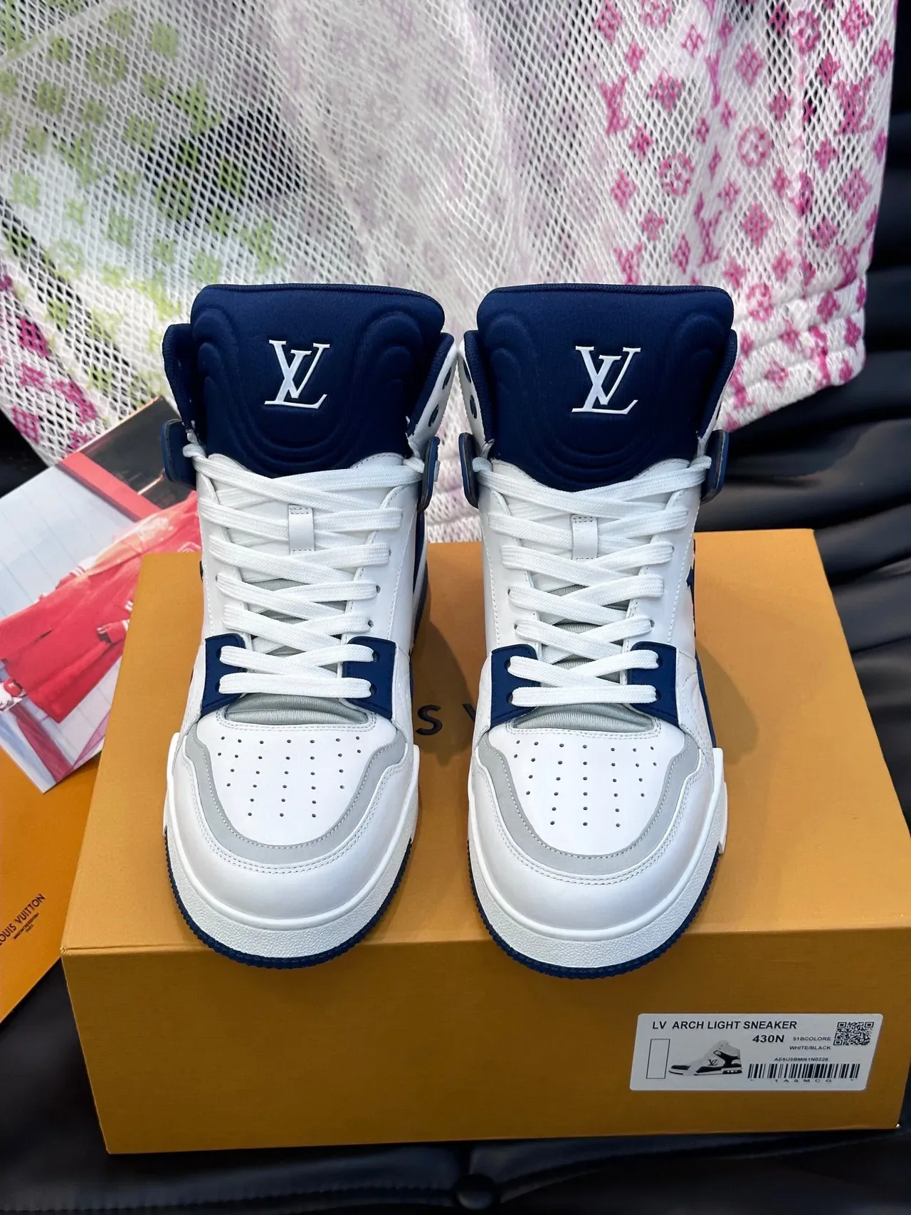Louis Vuitton LV Trainer Sneakers Lifestyle Blancas y Navy Altas Cuero y Sintético 5