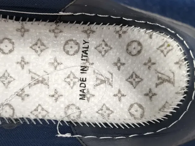 Louis Vuitton LV Trainer Branco Marinho Couro Superior Detalhe Assinatura Cursiva Tênis Lifestyle 2