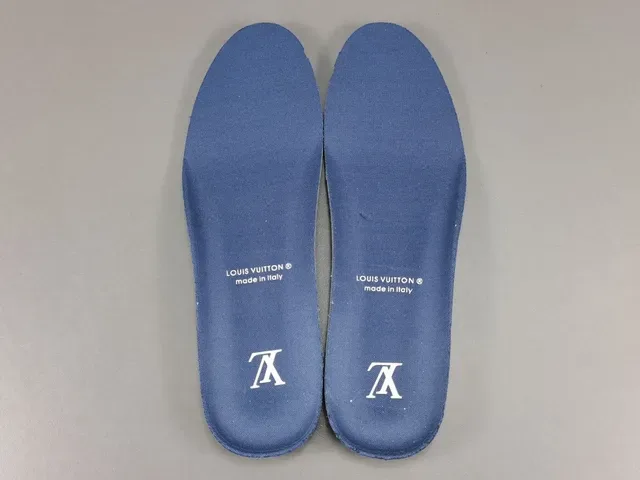 Louis Vuitton LV Trainer Branco Marinho Couro Superior Detalhe Assinatura Cursiva Tênis Lifestyle 3