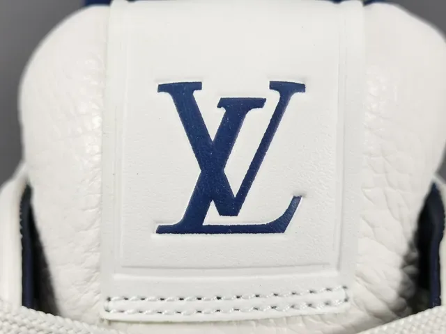 Louis Vuitton LV Trainer Branco Marinho Couro Superior Detalhe Assinatura Cursiva Tênis Lifestyle 4