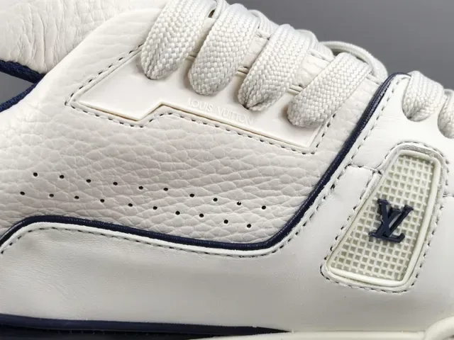 Louis Vuitton LV Trainer Branco Marinho Couro Superior Detalhe Assinatura Cursiva Tênis Lifestyle 5